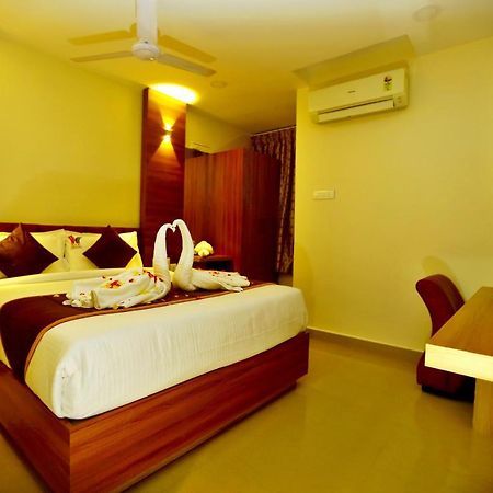 Hotel Sai Krish Grand Chettippattu Buitenkant foto
