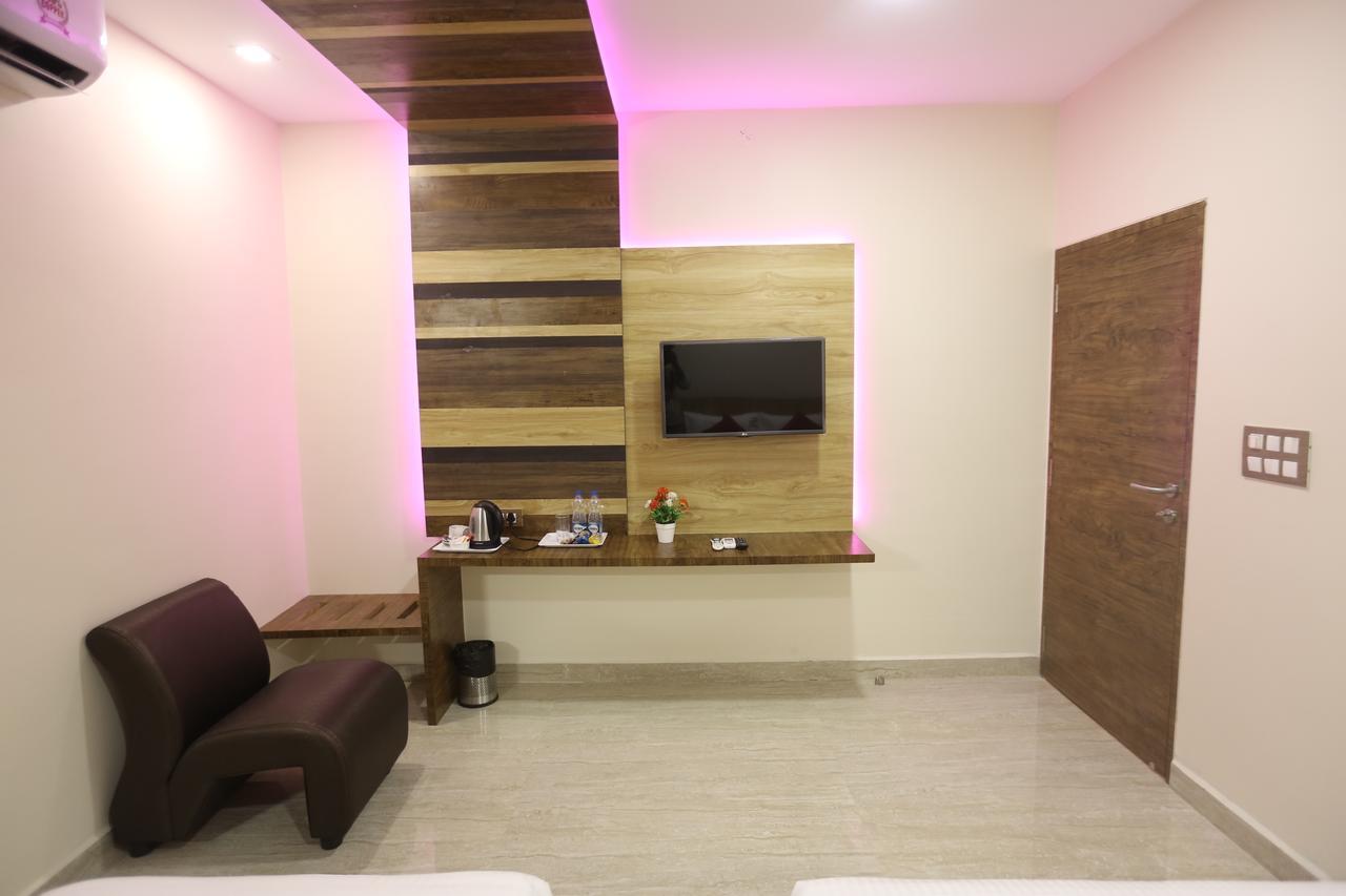 Hotel Sai Krish Grand Chettippattu Buitenkant foto