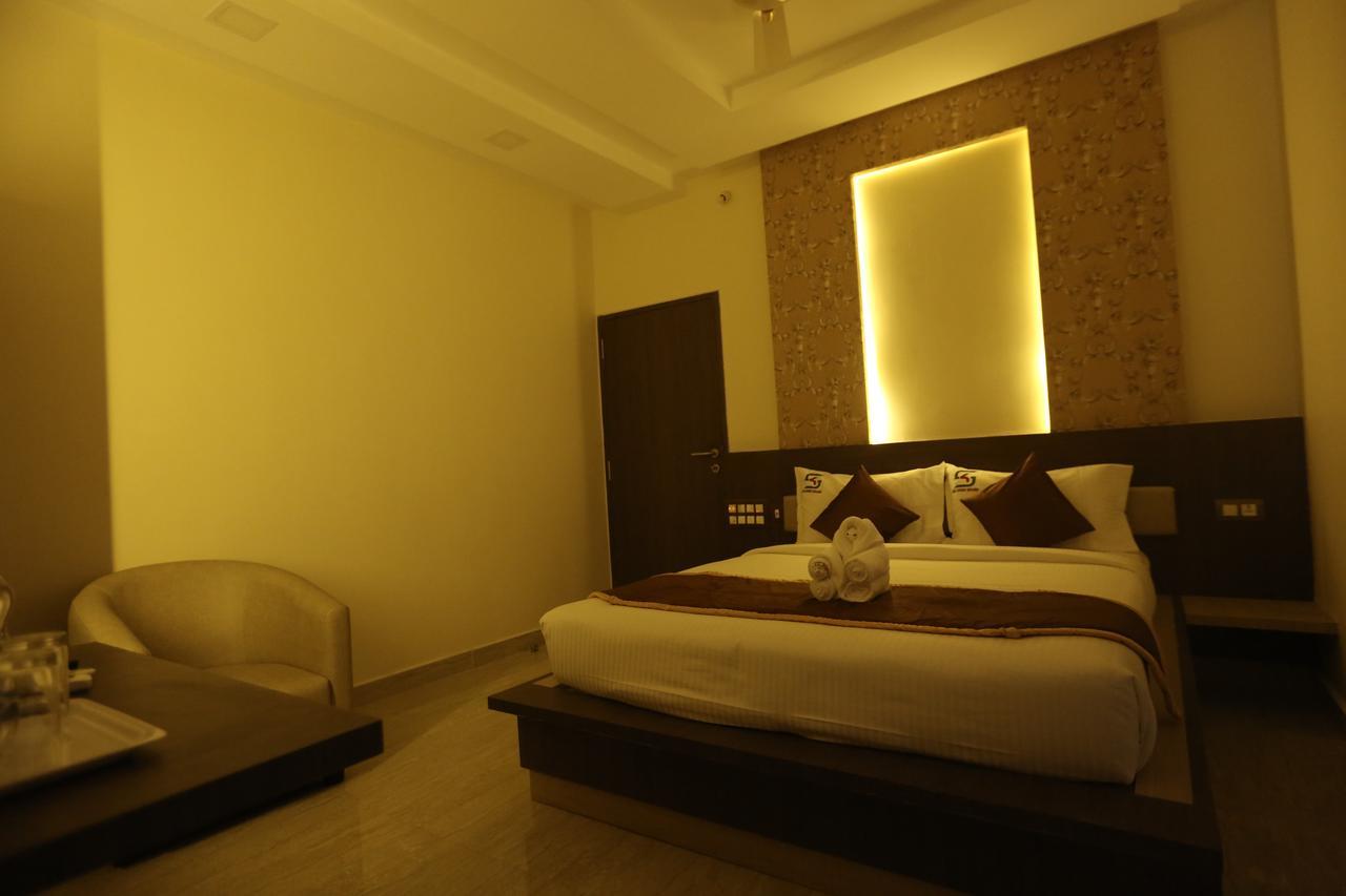 Hotel Sai Krish Grand Chettippattu Buitenkant foto