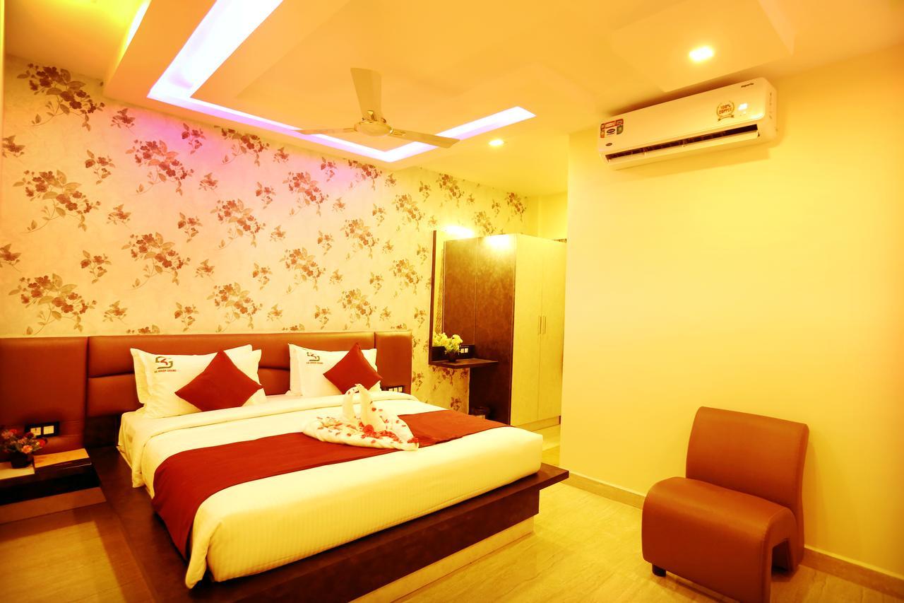 Hotel Sai Krish Grand Chettippattu Buitenkant foto