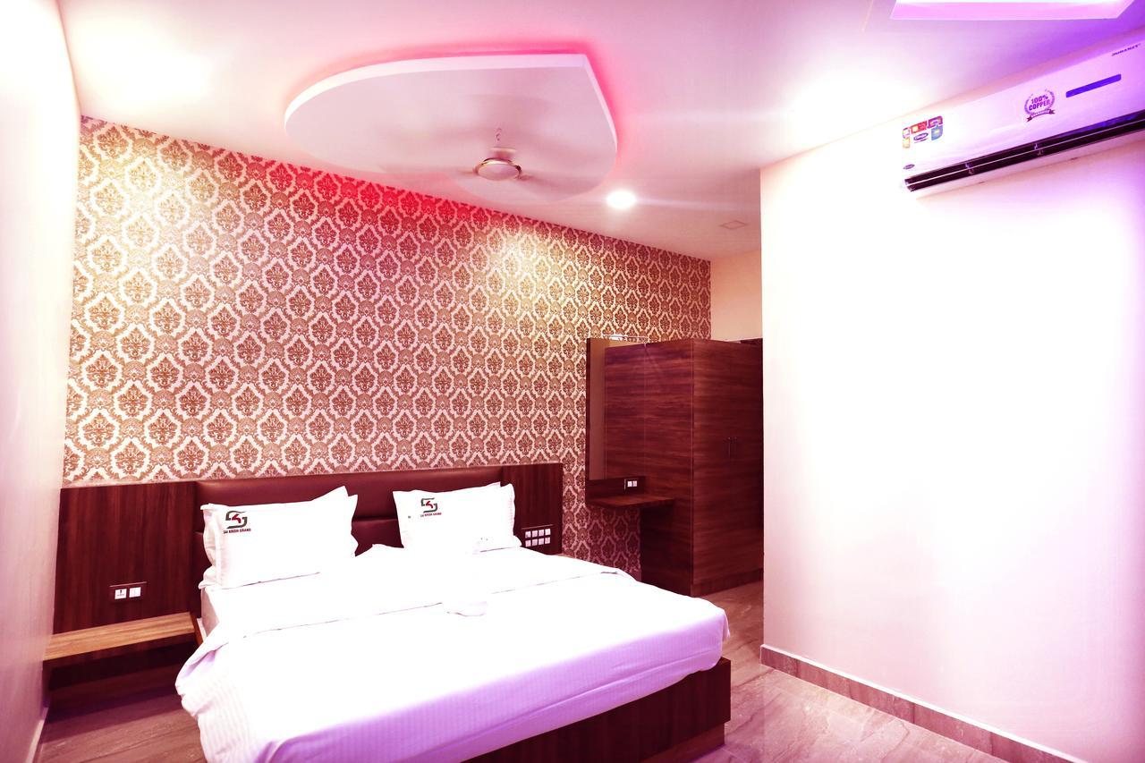 Hotel Sai Krish Grand Chettippattu Buitenkant foto