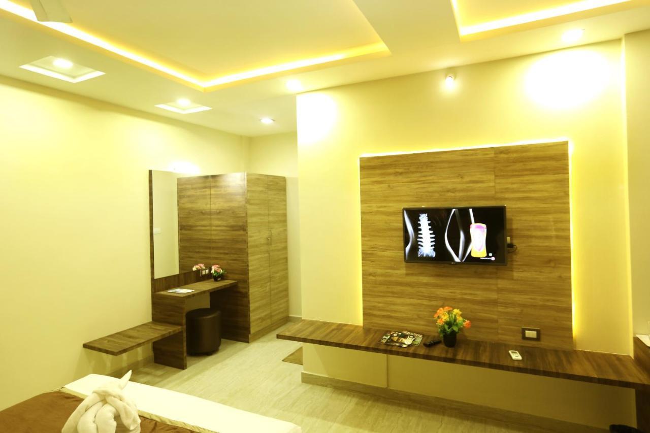 Hotel Sai Krish Grand Chettippattu Buitenkant foto